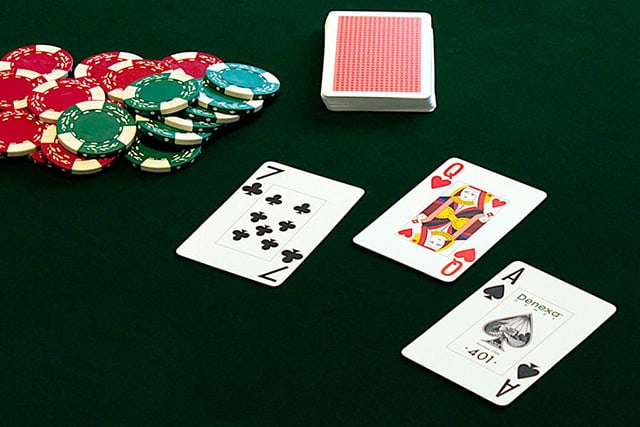 Cược bảo hiểm trong Blackjack là gì? Và có nên cược bảo hiểm không?