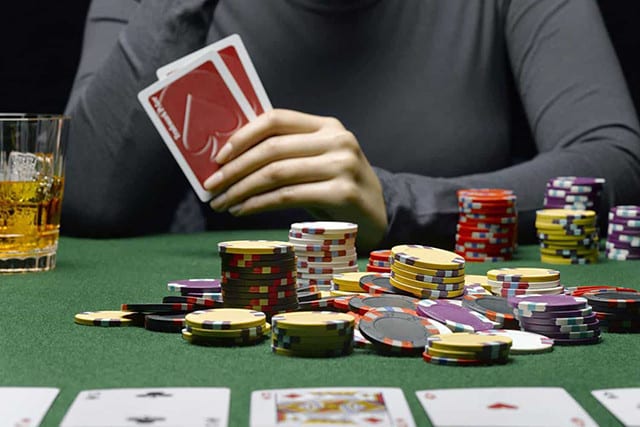 Điều gì sẽ xảy ra nếu bạn coi việc chơi Poker là một nghề kiếm sống?