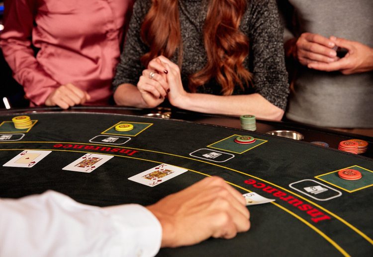 Phân tích vai trò của mỗi quân bài trong luật chơi Blackjack online?