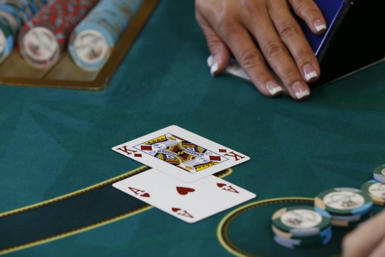 Hai yếu tố giúp bạn chắc chắn có được tiền khi chơi Blackjack online